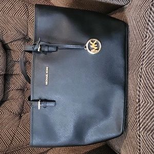 Michael Kors Jet Set zip top tote: Black